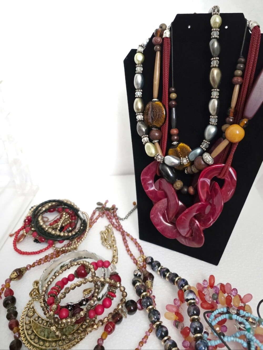 6.75lb Of Jewelry 109 Piece Earrings Bracelets Brooches Necklaces Rings - Picture 2 of 8
